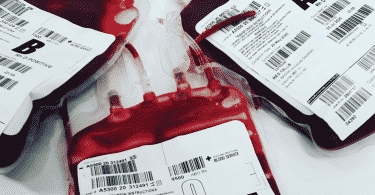 bolsas de sangue com o tipo sanguíneo escrito nelas