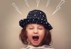 Criança com raiva gritando usando um chapéu