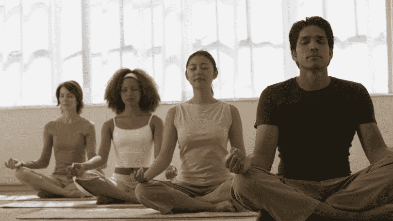 Grupo de pessoas meditando