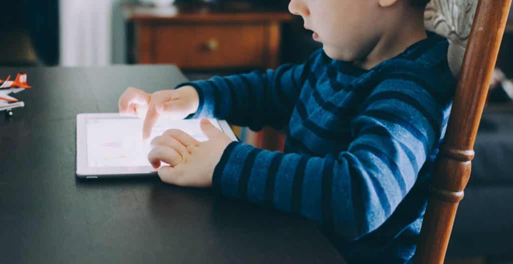 Criança jogando no tablet