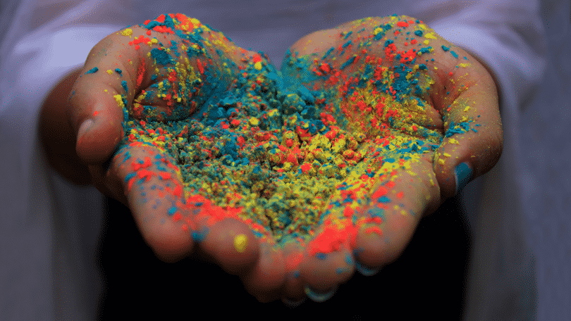 Pessoa segurando areia colorida
