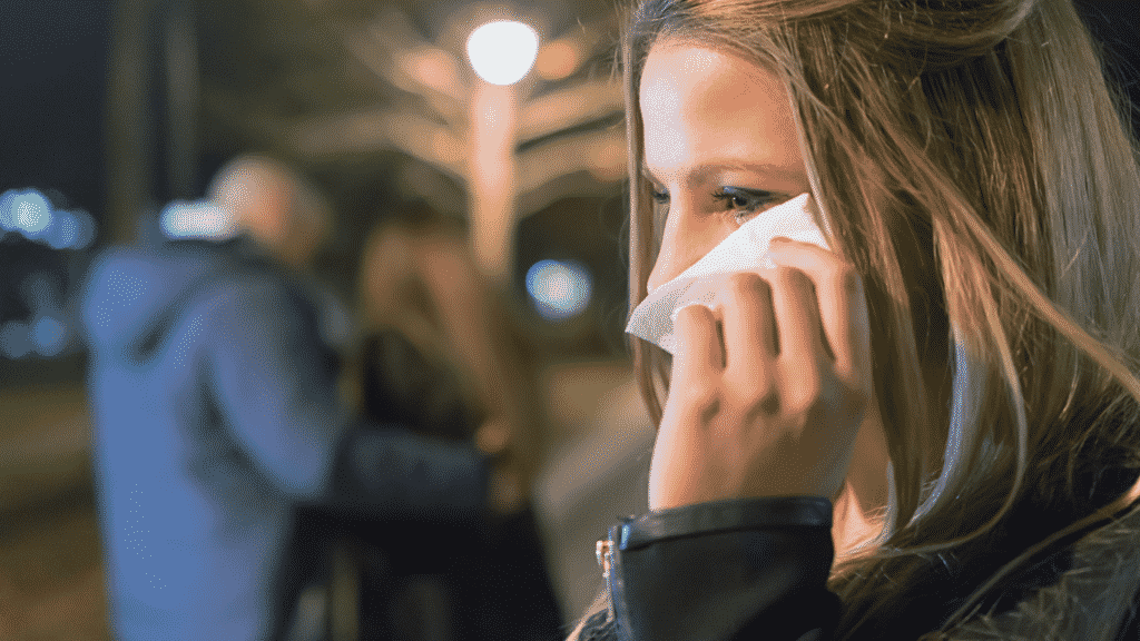 Mulher chorando ao ver que é traída por parceiro