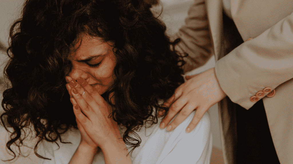 Pessoa confortando mulher chorando