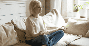 Mulher meditando em casa