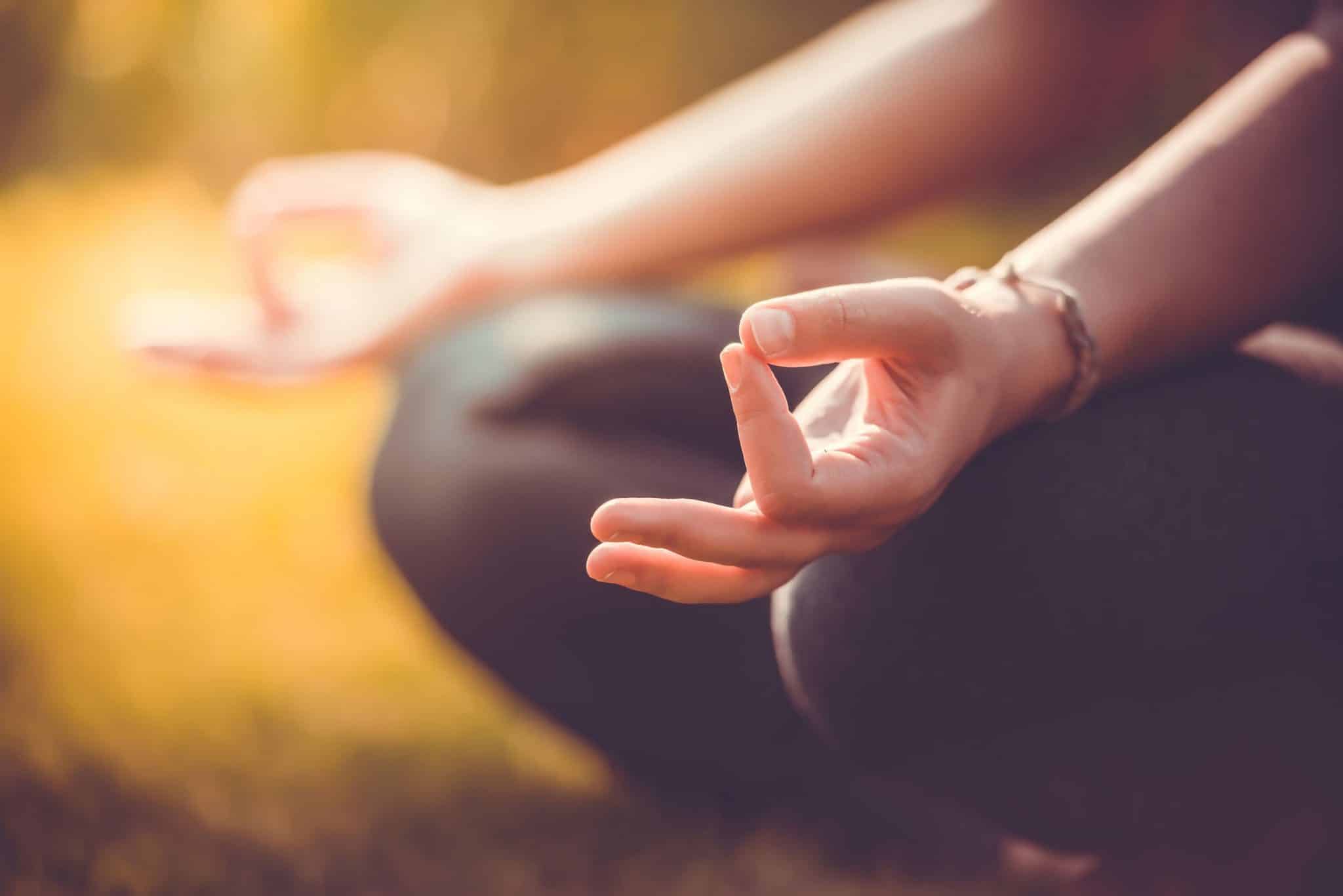 Mulher praticando Yoga em um parque