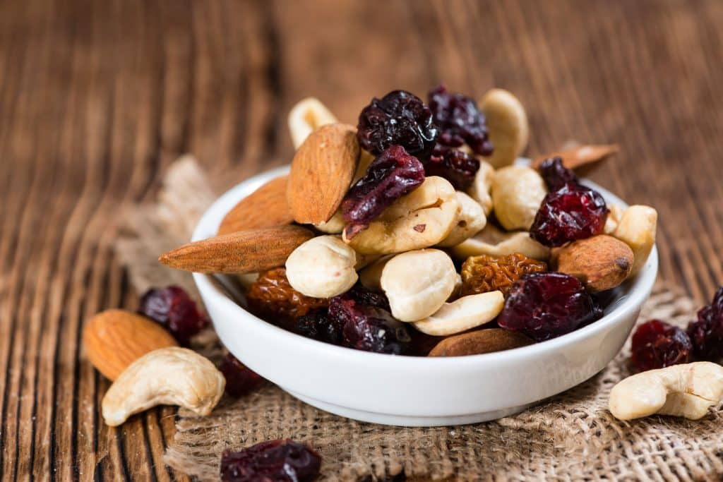 Potinho com frutas secas e amêndoas