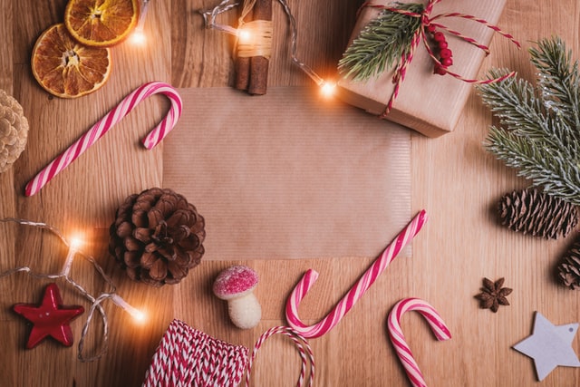 Itens para montar presente de natal visto de cima