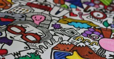 Folha de papel com desenhos coloridos