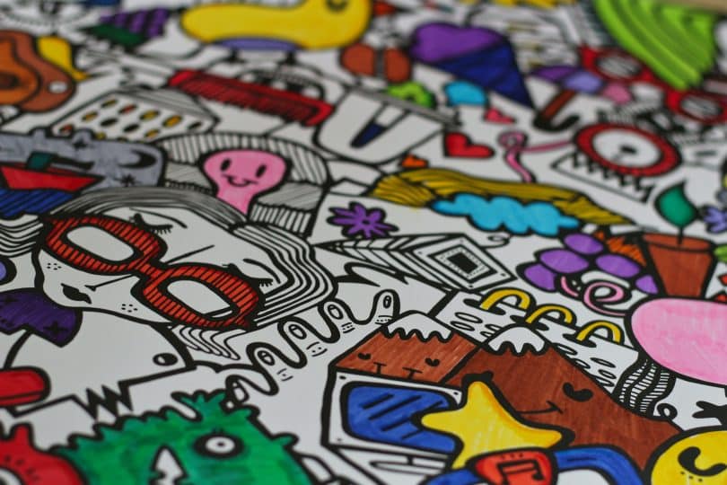 Folha de papel com desenhos coloridos