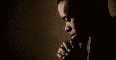 Homem orando