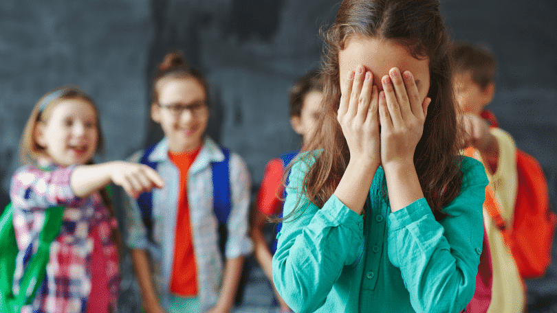 Garota sofrendo bullying de outras crianças