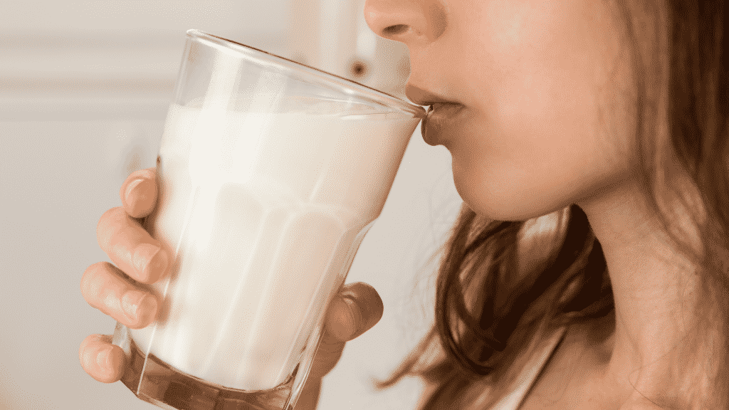 mulher tomando copo de leite