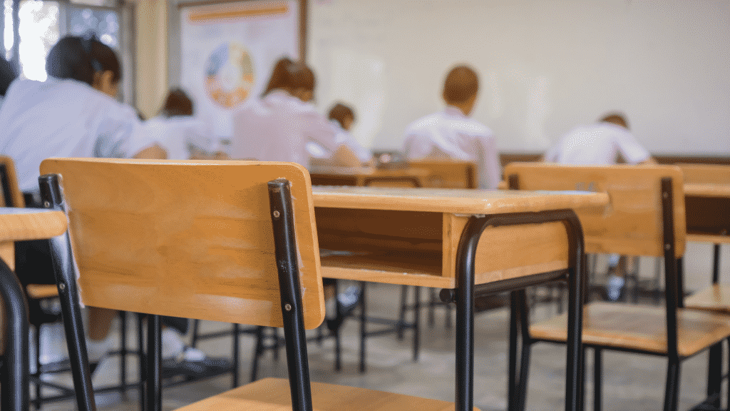 Alunos estudando na sala de aula