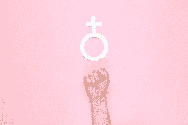 Mão fechada com o símbolo do feminismo em cima