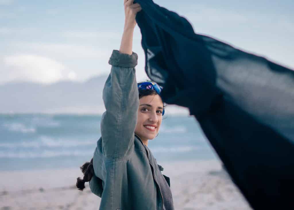 Mulher segurando um lenço na praia