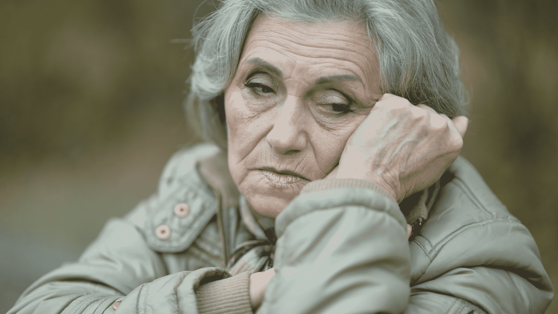 Mulher idosa com expressão triste
