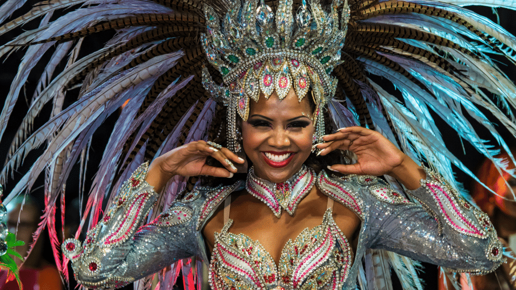 Passista de escola de samba no carnaval