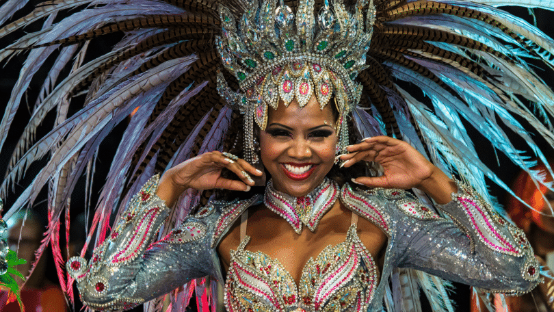 Passista de escola de samba no carnaval