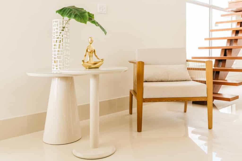 Artigos de decoração em uma sala de estar.