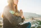 Mulher praticando meditação.