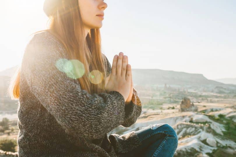 Mulher praticando meditação.