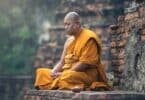 Monge budista meditando