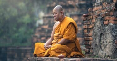 Monge budista meditando