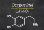 Quadro negro com a fórmula química da dopamina.