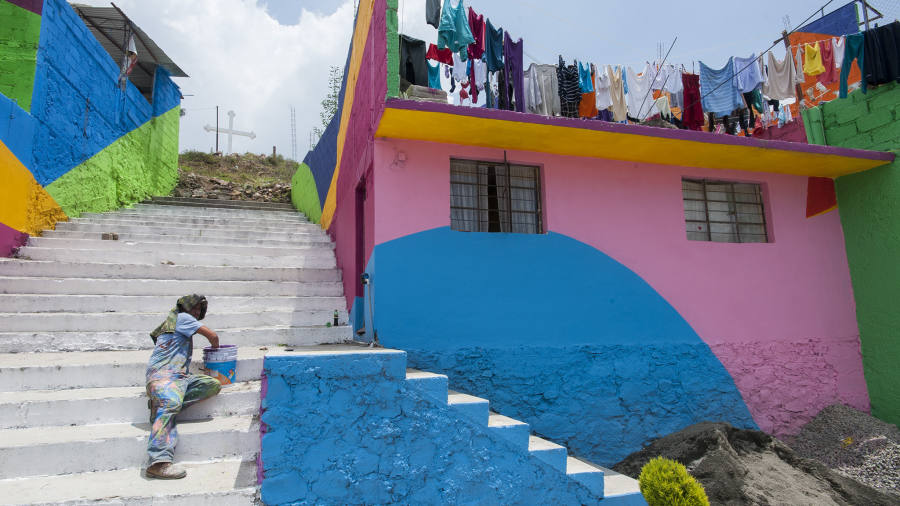 Artista pintando as ruas de Pachuca, no México.