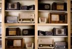 Estante com rádios antigos