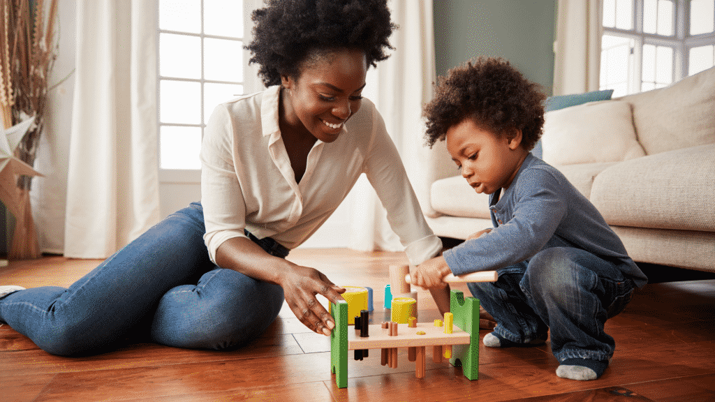 Mãe e filho brincando juntos na sala