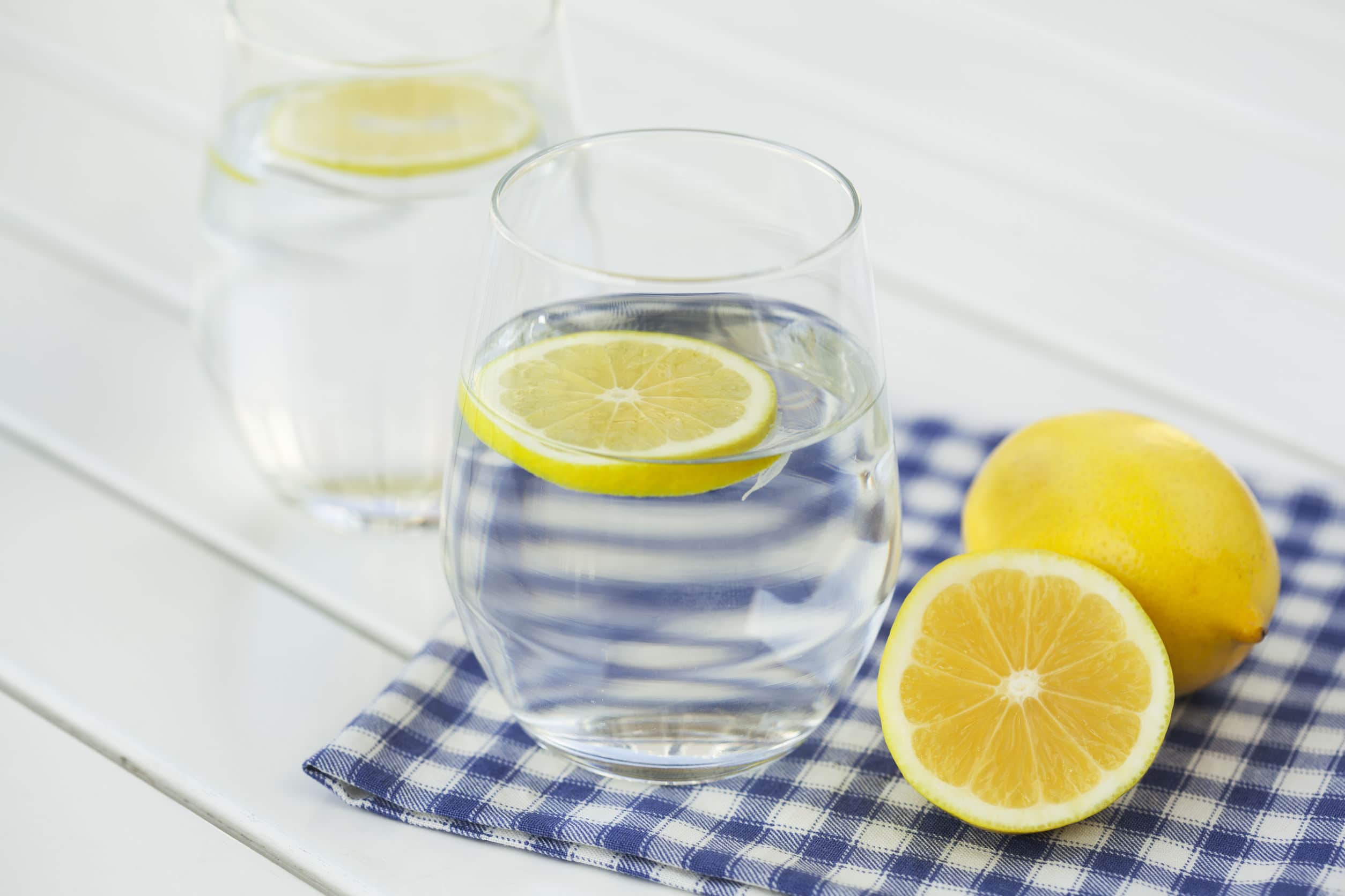Água morna com limão: Veja o poder dela para a sua saúde