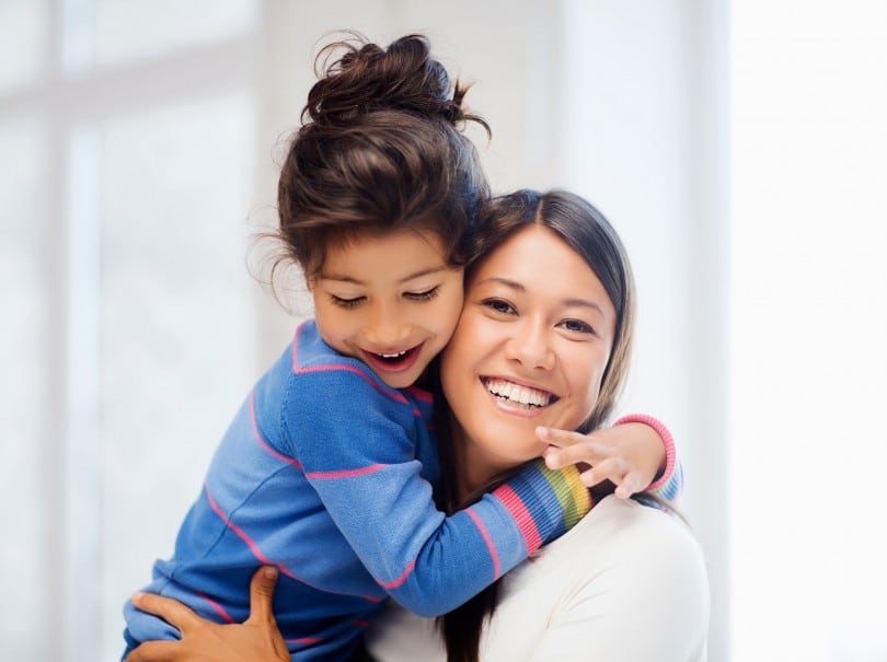 Mãe e filha se abraçando