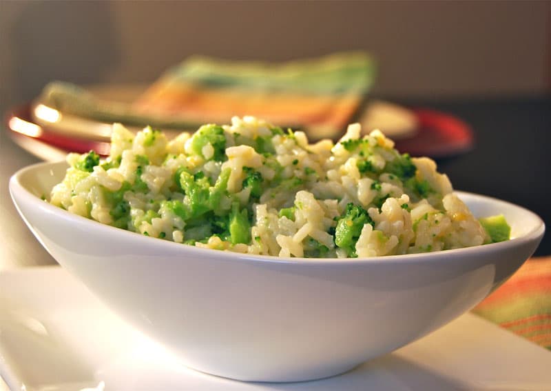 Arroz com brócolis em uma tigela branca.