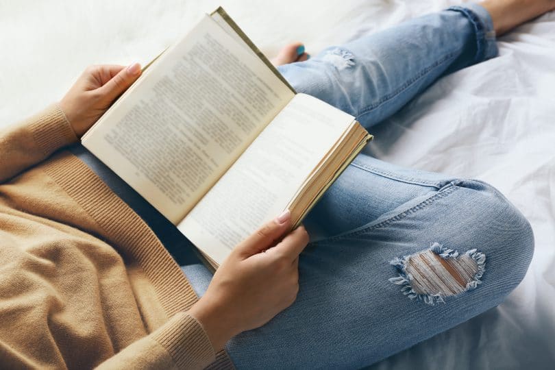 Mulher lendo um livro.