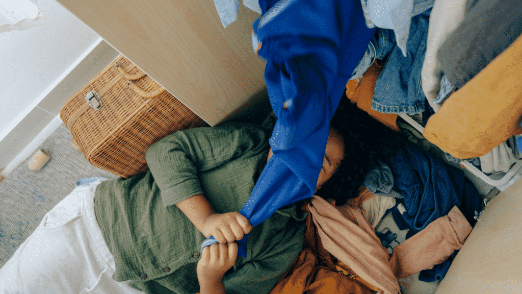 Mulher deitada na bagunça de roupas