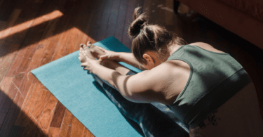 Mulher em posição de yoga