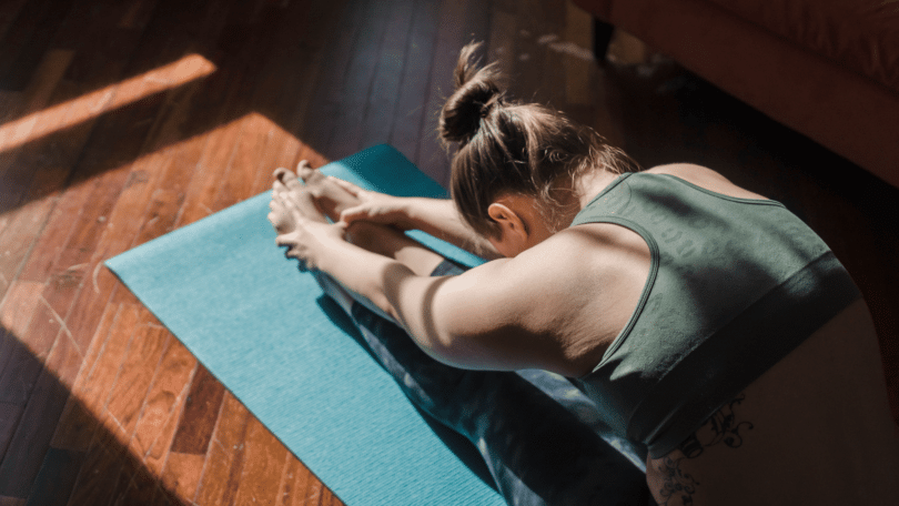 Mulher em posição de yoga