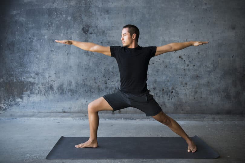 Homem praticando Yoga.