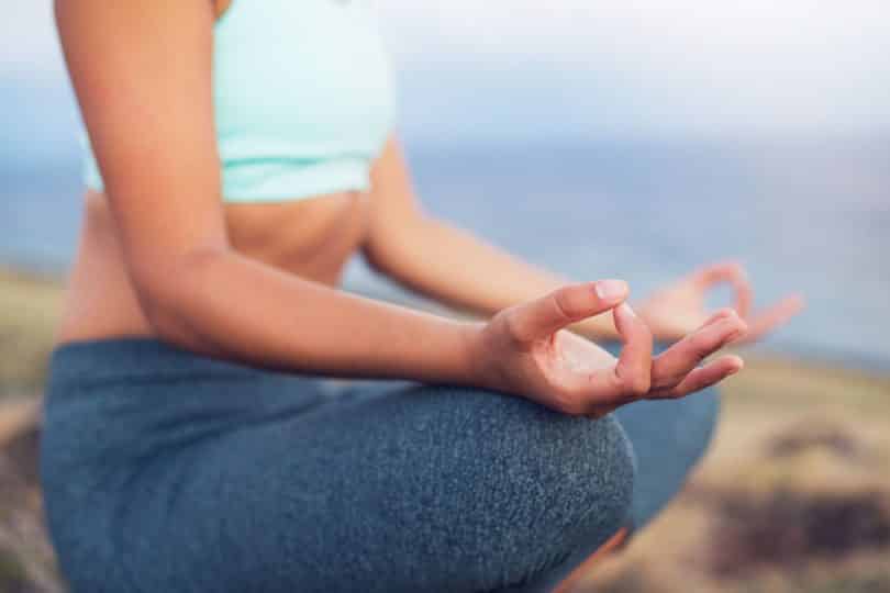 Mulher branca meditando.