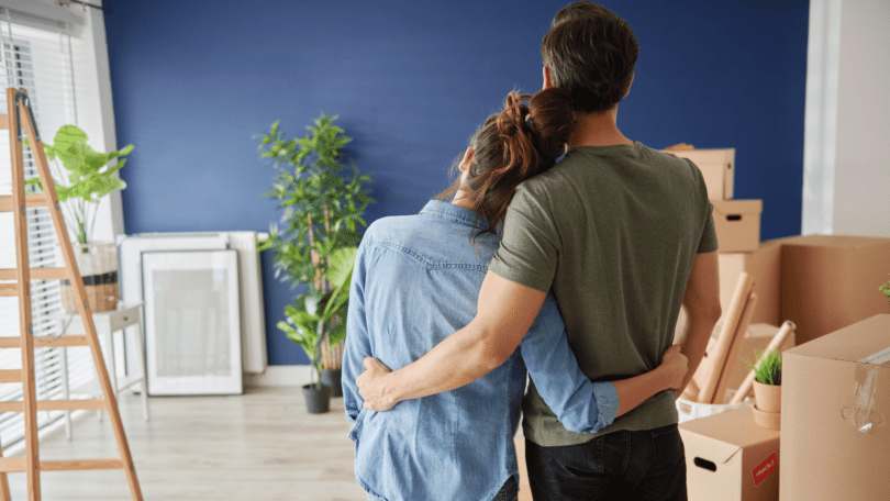 Casal se mudando para nova casa