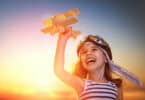 Criança brincando com um avião