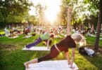 Grupo de pessoas fazendo Yoga.