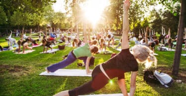 Grupo de pessoas fazendo Yoga.