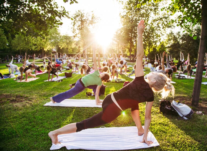 Grupo de pessoas fazendo Yoga.