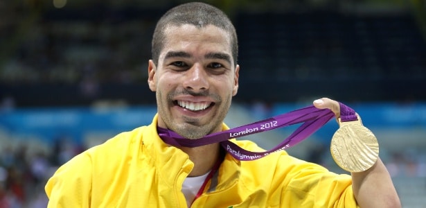 daniel-dias-exibe-medalha-de-ouro-conquistada-nos-50m-costas-s5-nos-jogos-paraolimpicos-de-londres-1346969058787_615x300