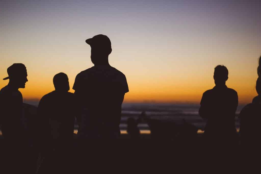 Silhuetas de homens um ao lado do outro