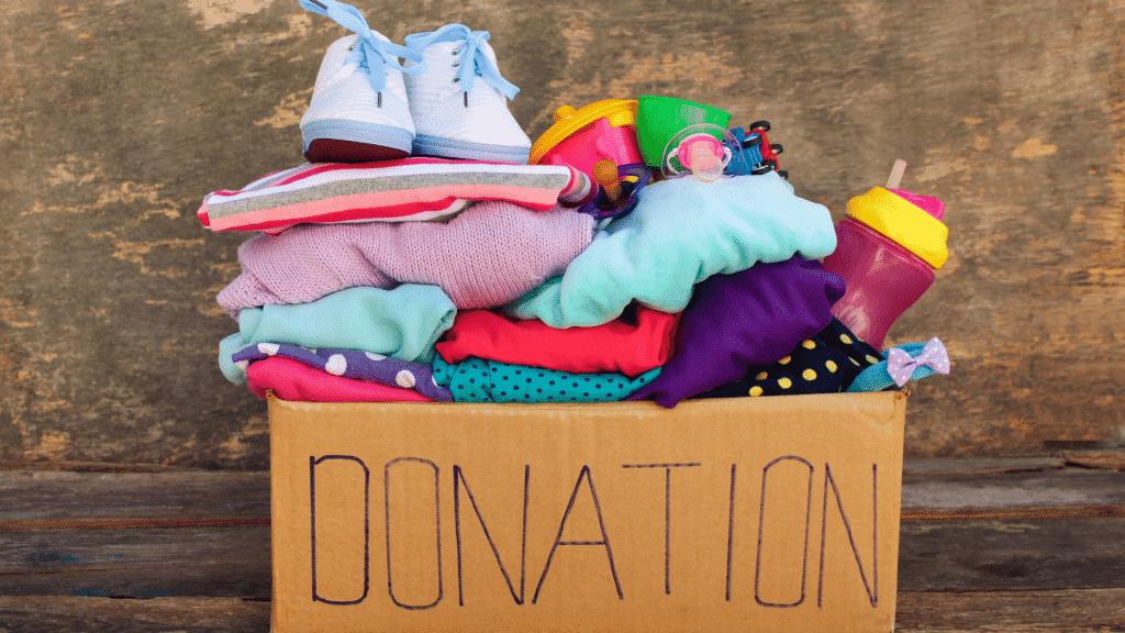 Caixa com roupas para doação