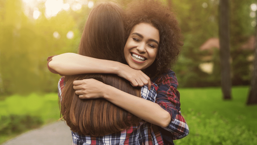 Duas mulheres alegres se abraçando