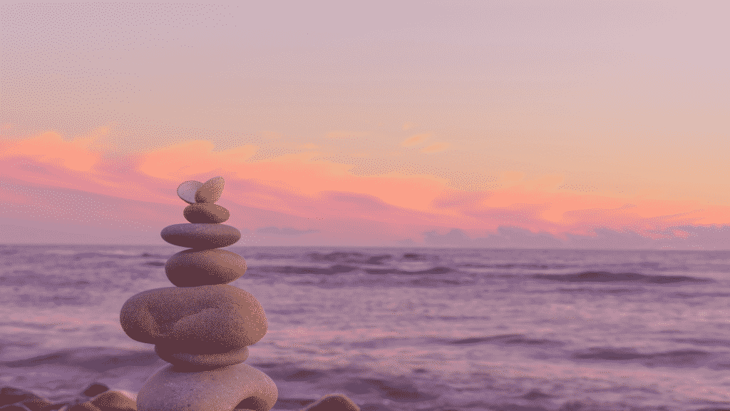 Pedras equilibradas e empilhadas na praia